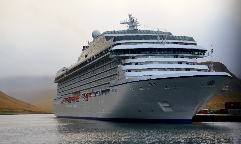 Cruise ship Menie Schiff