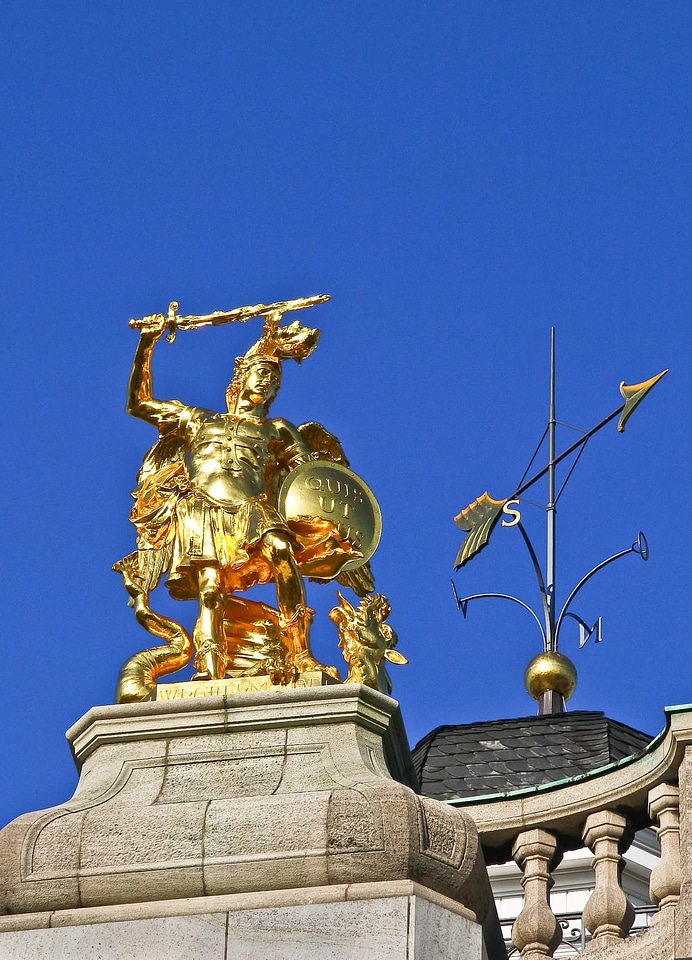 Knight sculpture statue