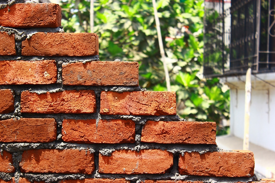 Staggered construction brickwork