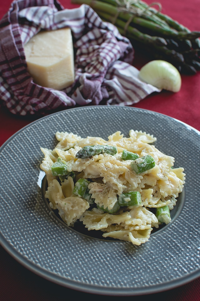 Pasta farfalle with asparagus and cheese sauce
