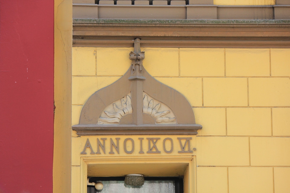 Old Anno sign on house front