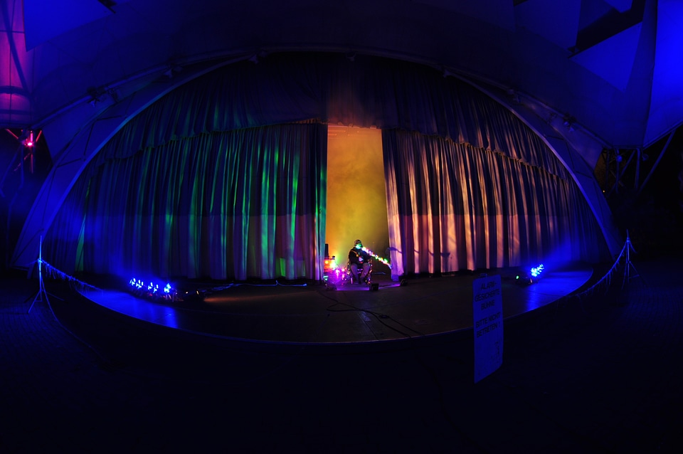 Artist plays in Gruga Park’s music pavillion at Parkleuchten