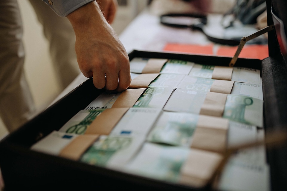 Suitcase banknote business