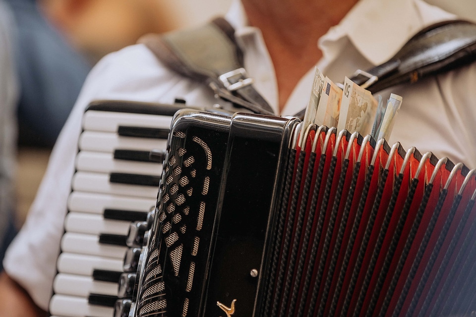 Banknote music instrument