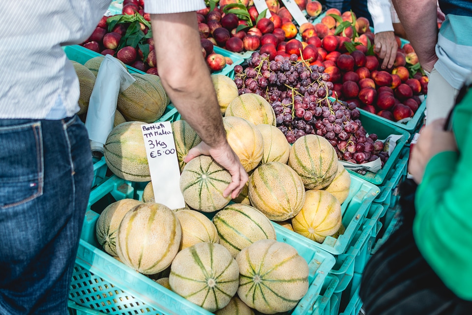 Man grabbing a melone
