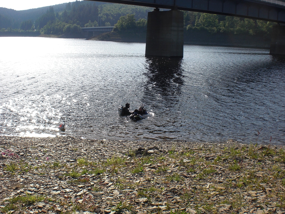 Divers in Okertalsperre reservoir