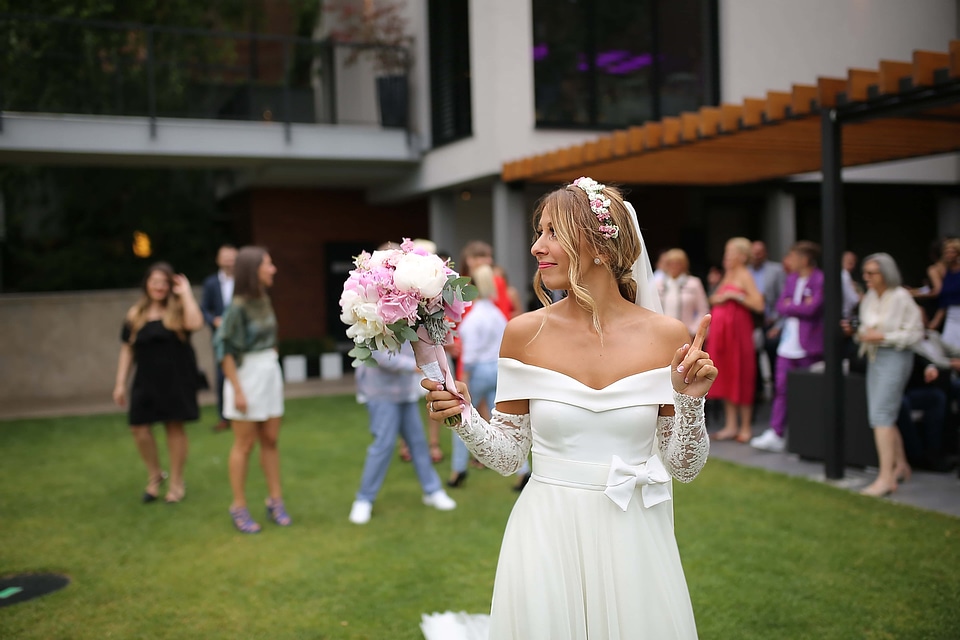 Wedding Bouquet bride crowd