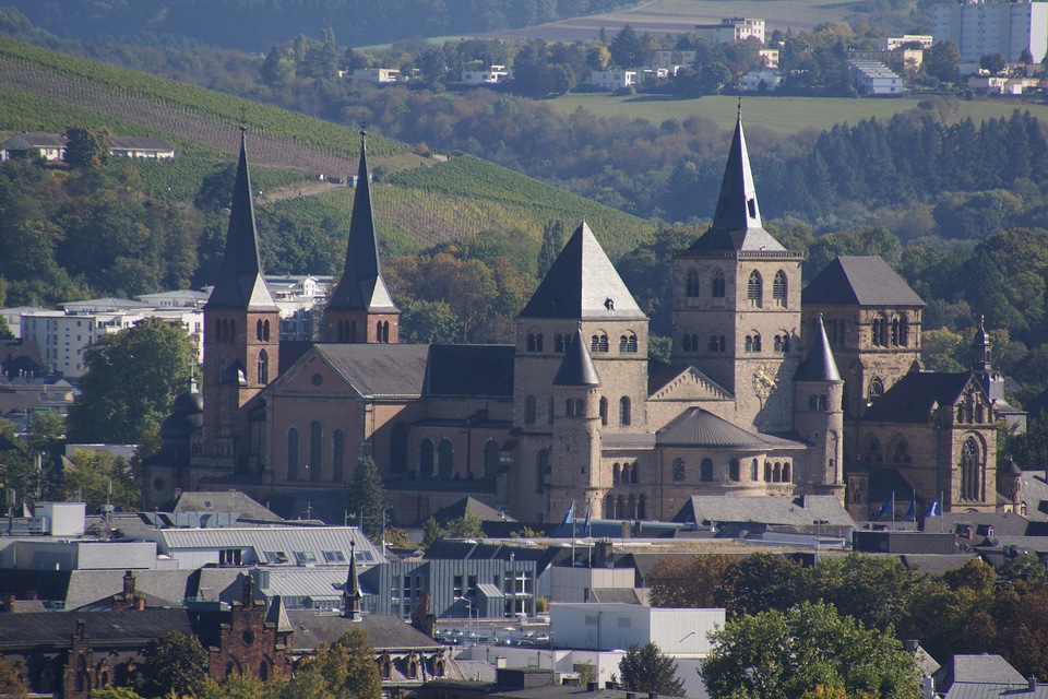 Dom churches vineyards