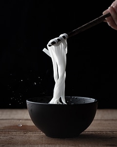 Plain rice noodles in a black bowl photo