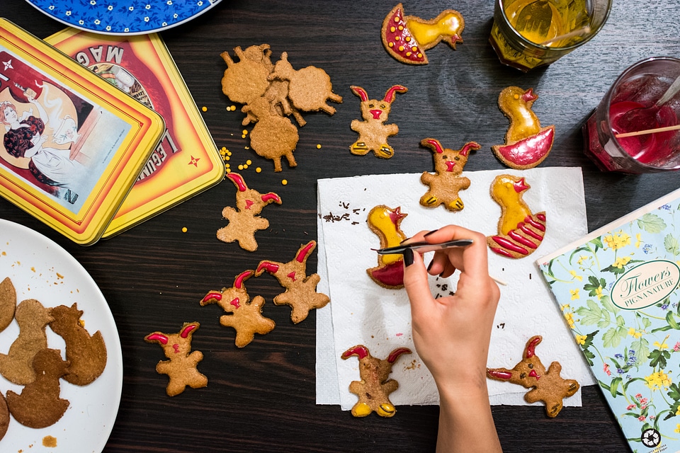 Decorating easter gingerbread cookies