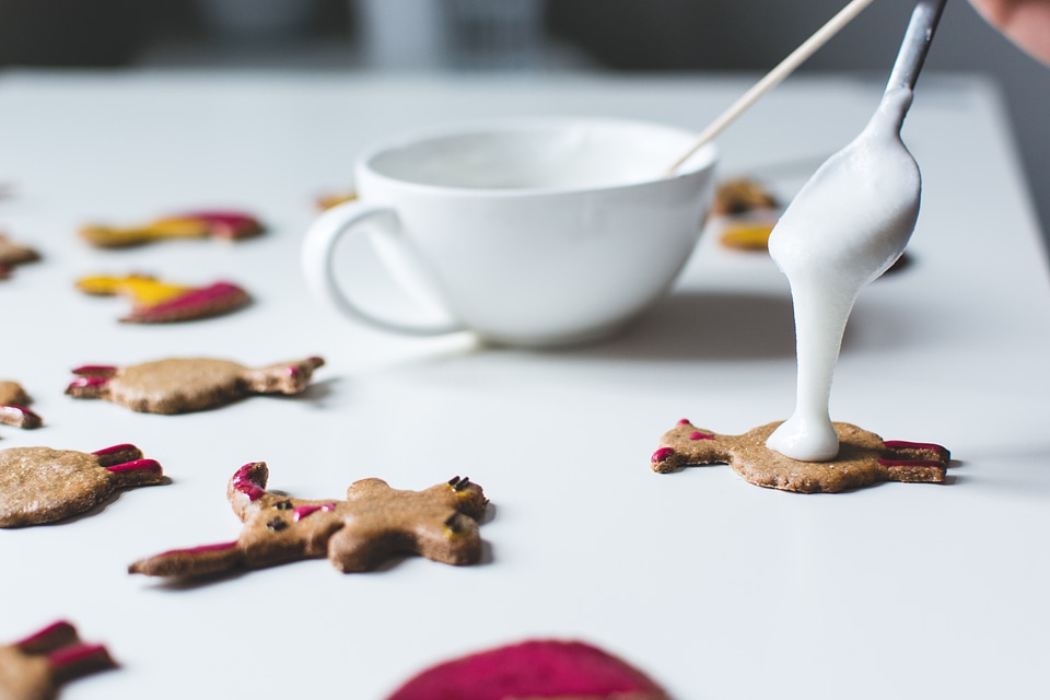Decorating easter gingerbread cookies