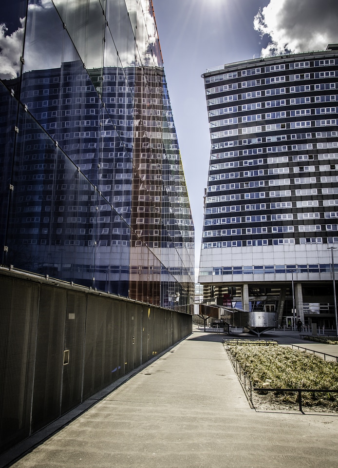 Mirroring facade reflection