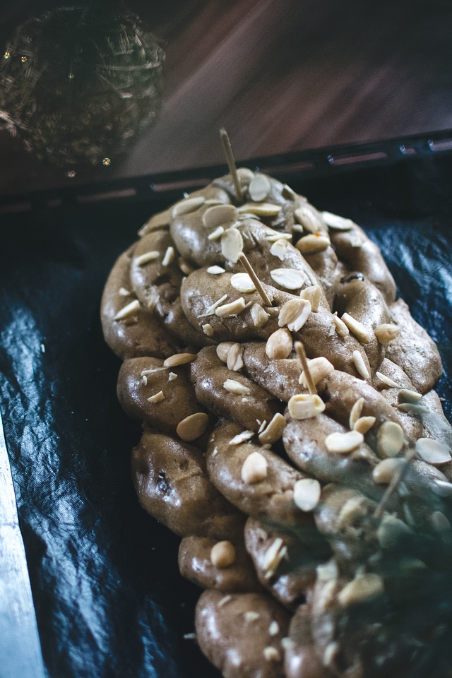 Christmas gingerbread bears with almonds