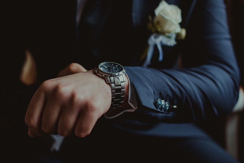 Platinum metallic wristwatch