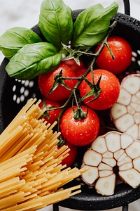 Detail of cherry tomatoes with drops of water and spaghetti photo