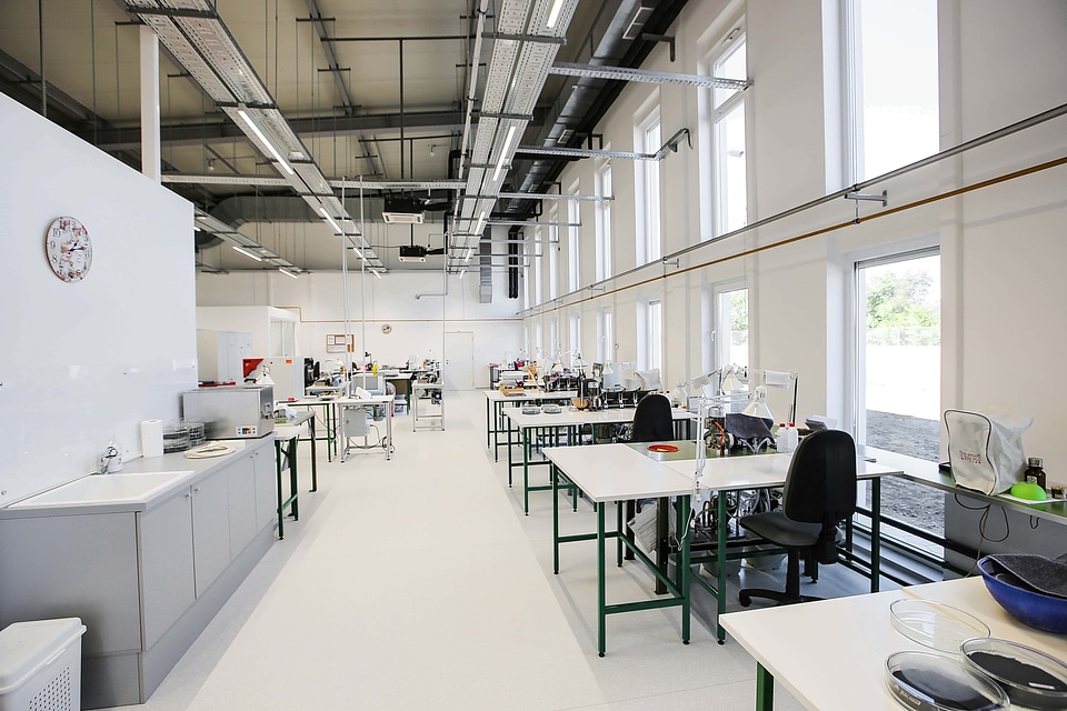 Workshop laboratory workplace