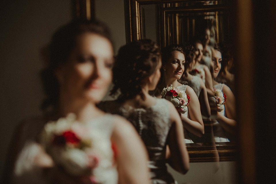 Bride mirror salon