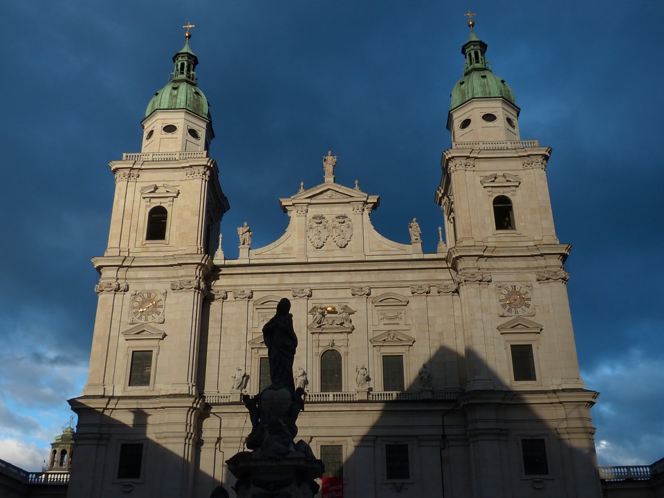 Illuminated cathedral square barockklassizirend