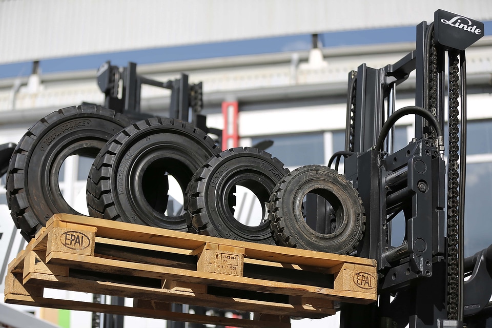 Machine forklift tire