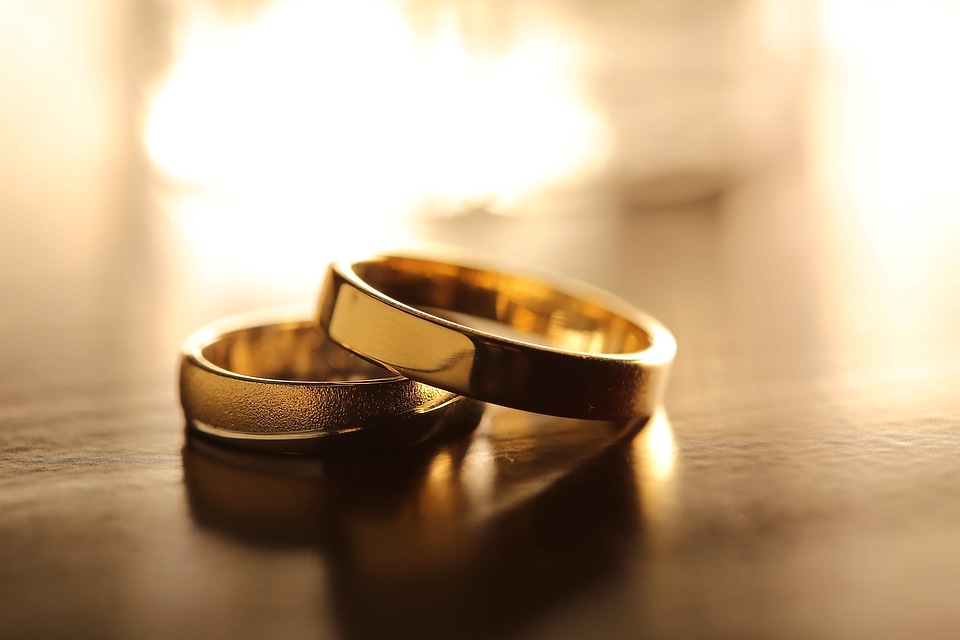 Close-Up wedding ring golden glow