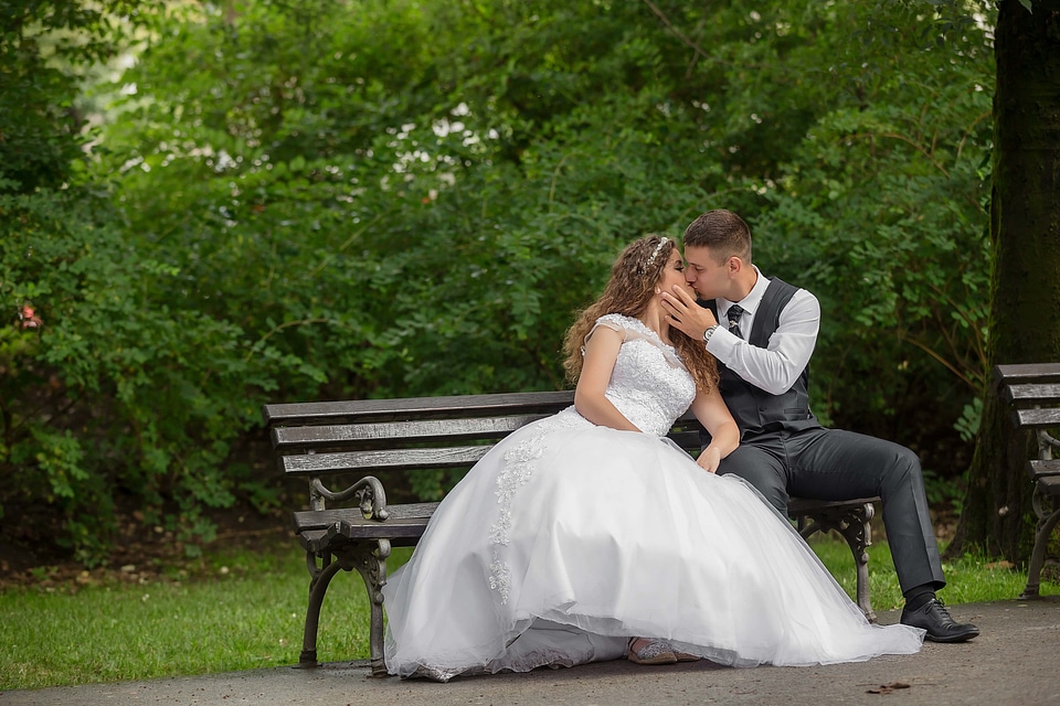 Kiss bride groom