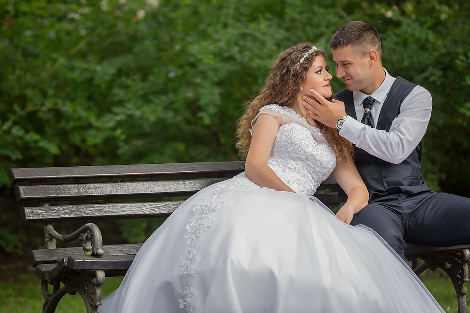 Kiss bride groom