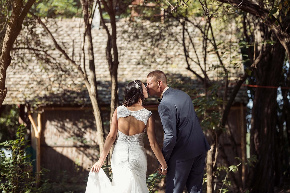 Kiss groom cottage