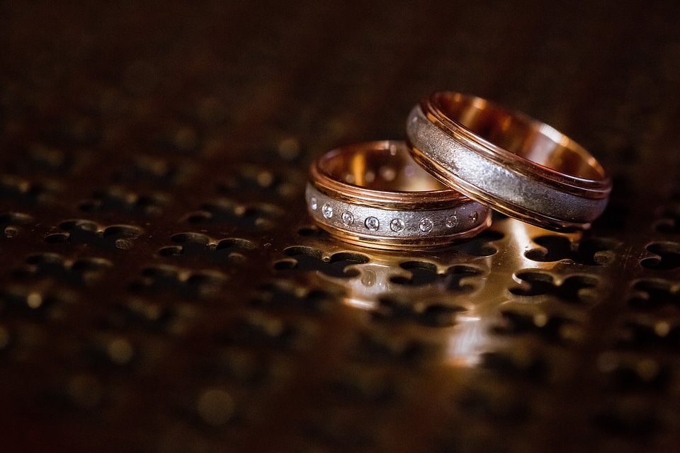 Diamond gold rings