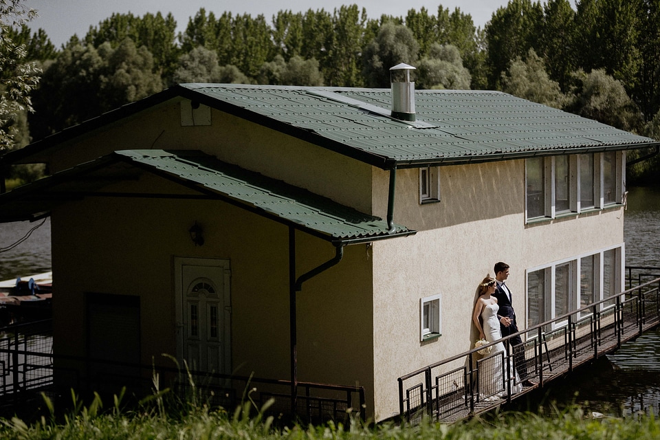 Resort Area houses bride