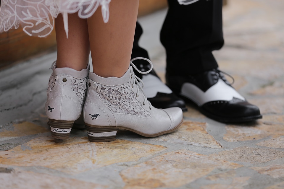 Lady shoes black and white
