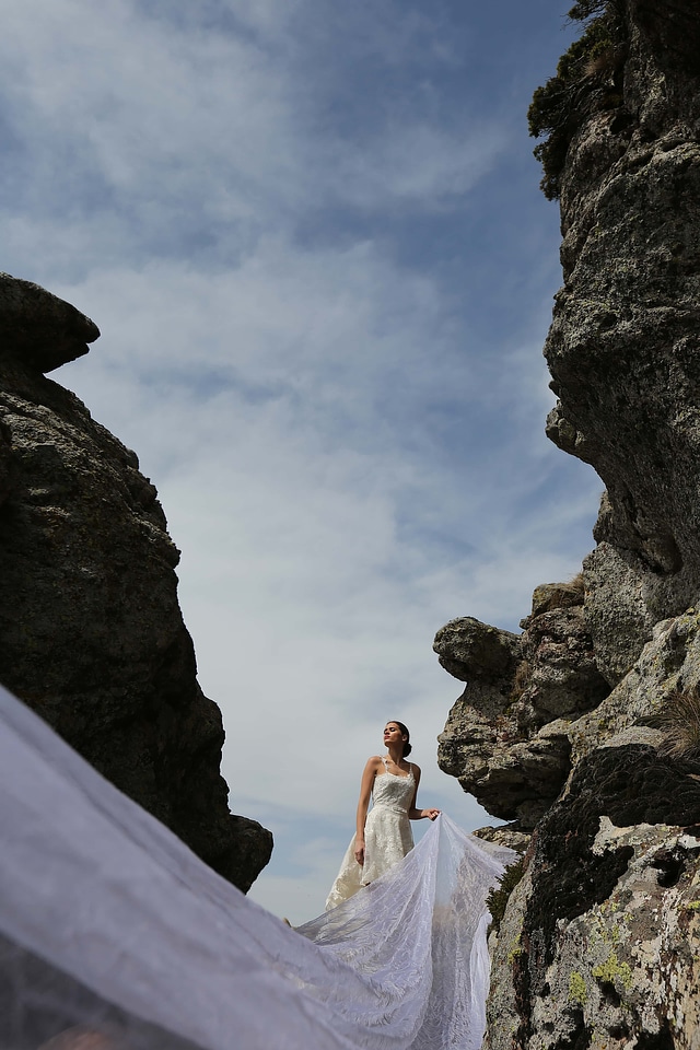 Rocks woman wedding dress