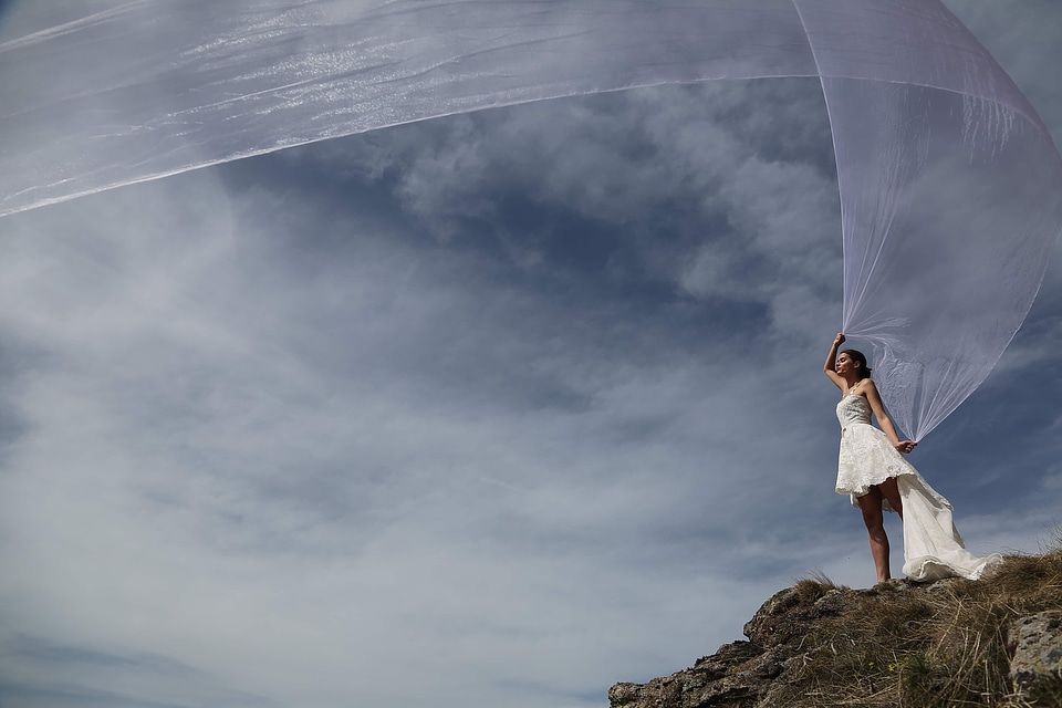 Wind veil wedding dress