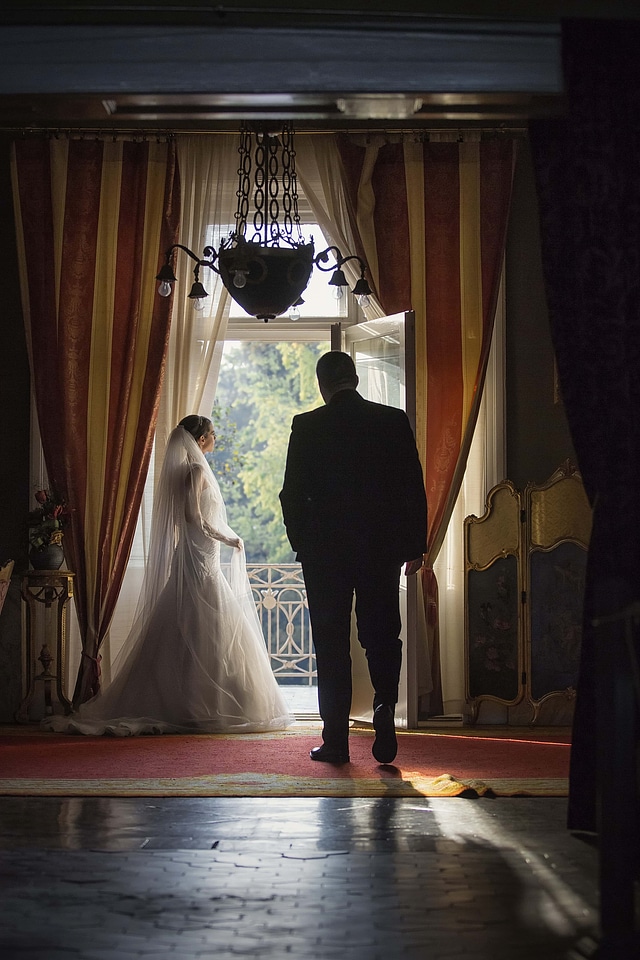 Balcony groom bride photo