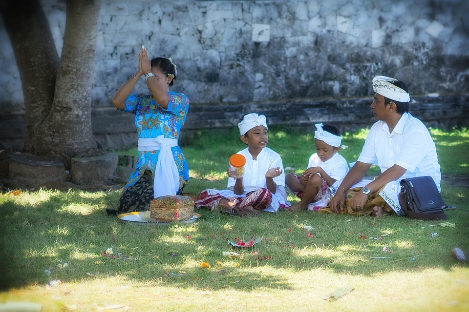 Children bali prayer