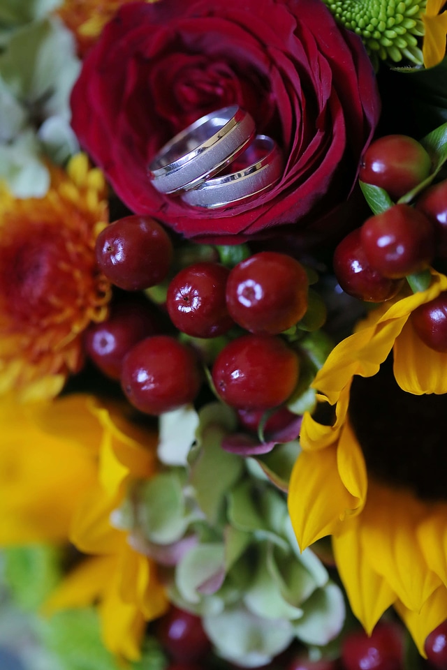 Golden Glow wedding ring wedding bouquet