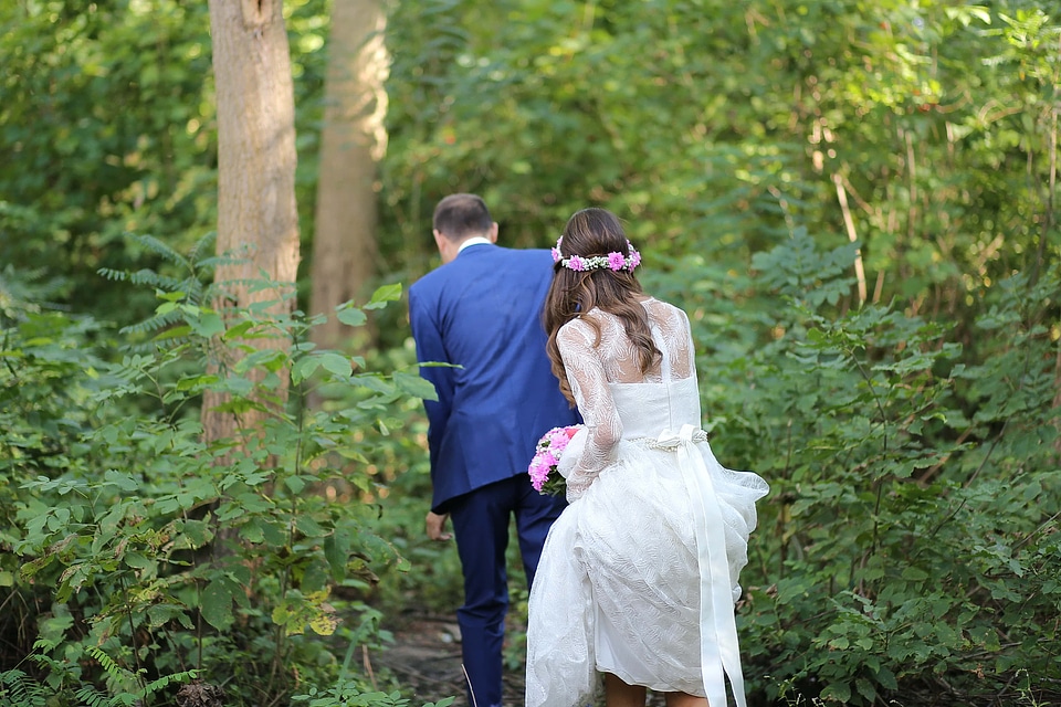 Bride forest picnic