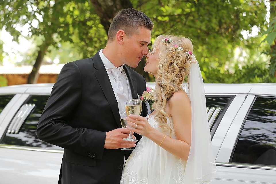 Love kiss wedding
