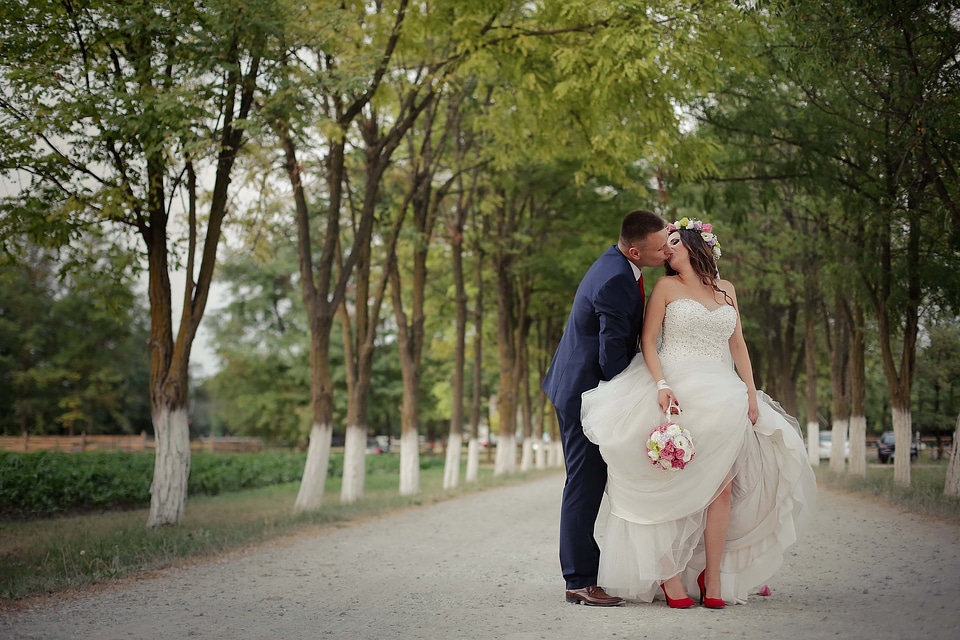 Groom kiss bride photo