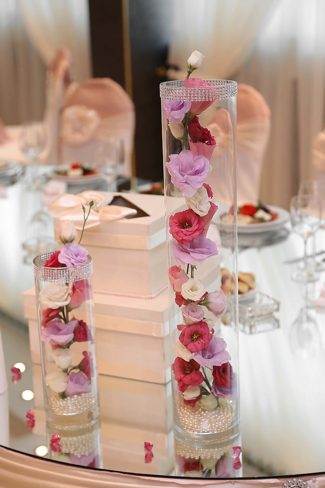 Vase roses dining area
