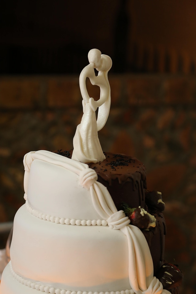 Wedding wedding cake kiss photo