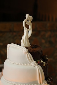 Wedding wedding cake kiss photo