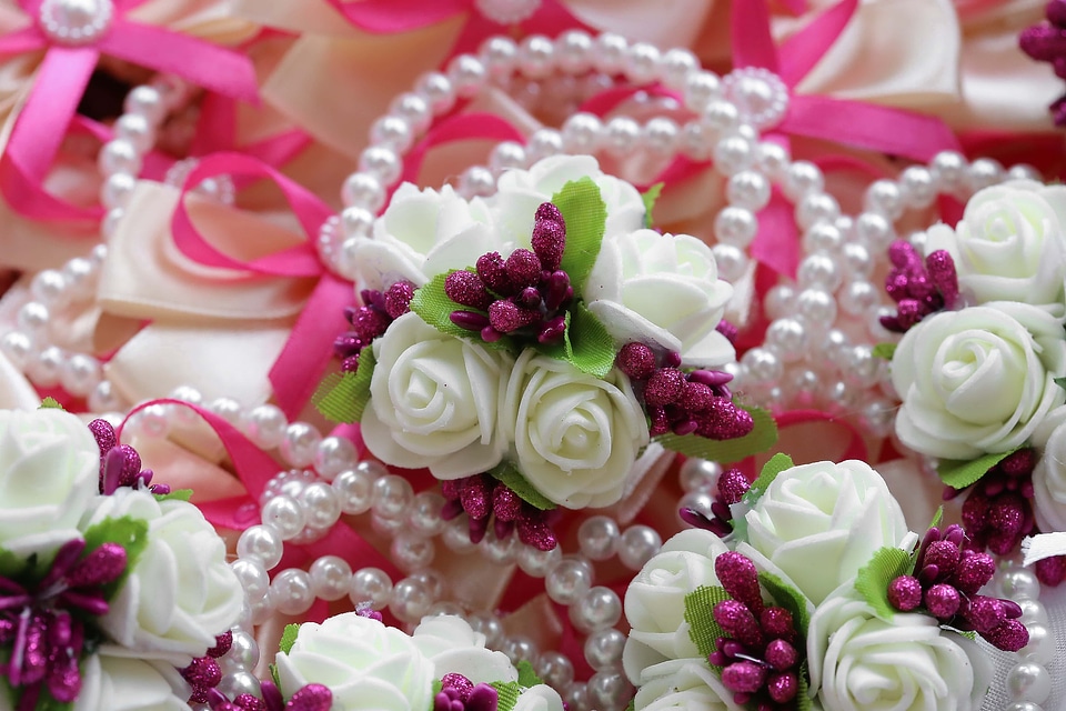 White necklace pearl