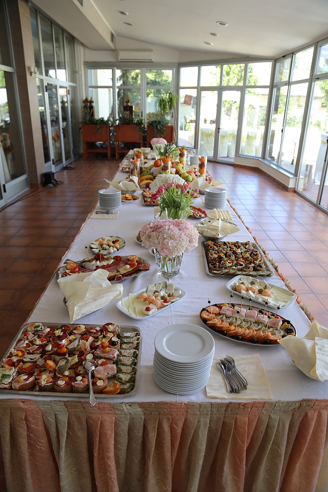 Lunchroom dining area buffet