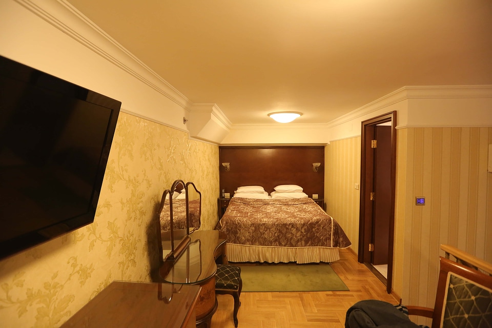 Pillow mirror bedroom