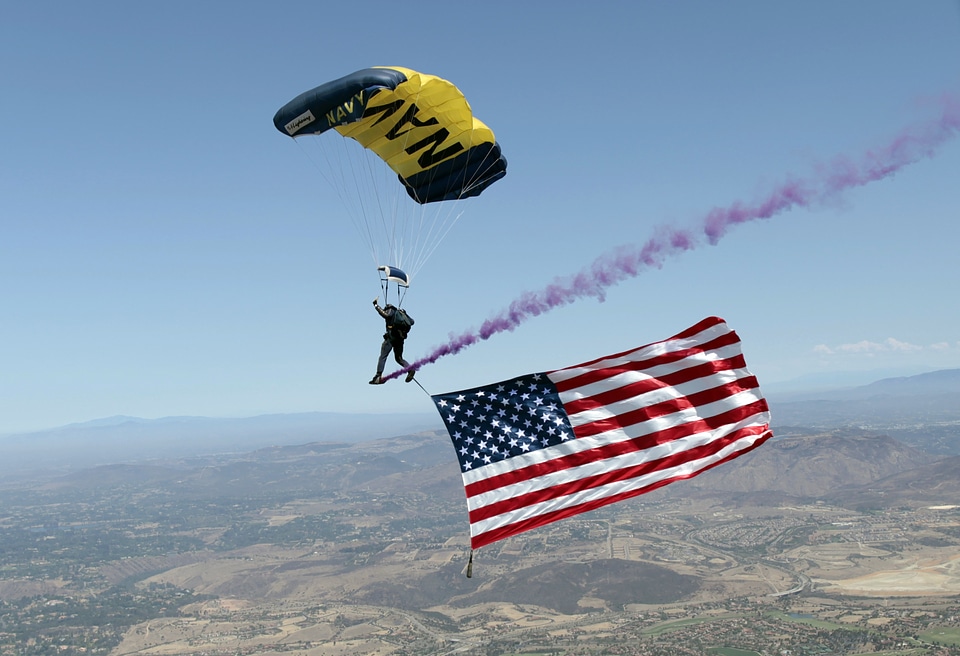 Flag smoke skydiver