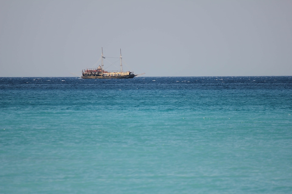 Distance sailboat cruise ship
