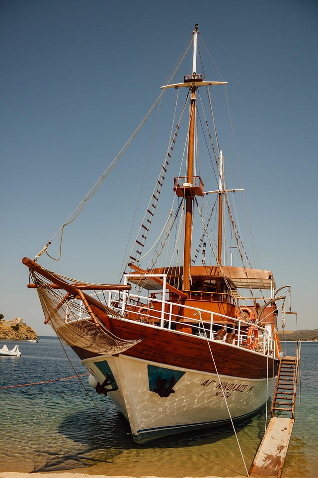 Sailboat island navigation