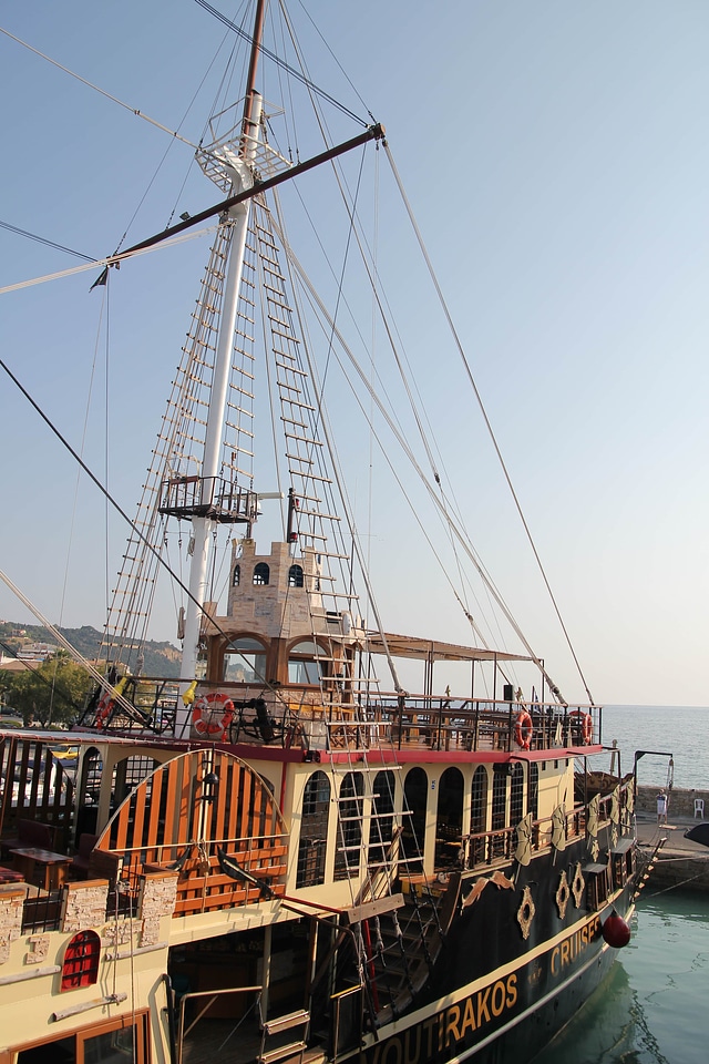 Sailboat sailing tourist attraction