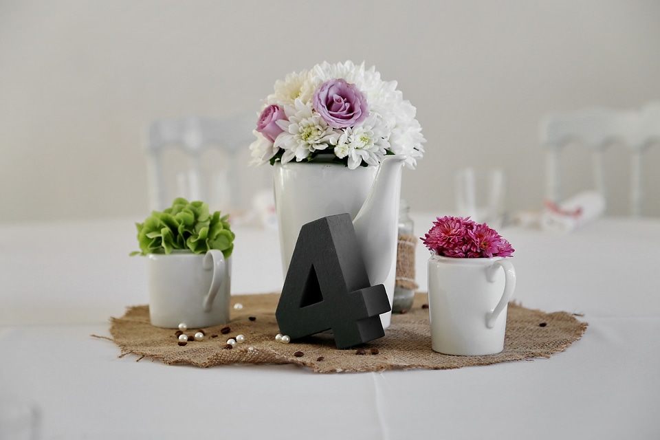 Arrangement bouquet dining area