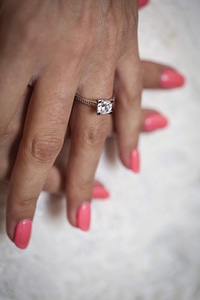 Close-Up diamond finger photo